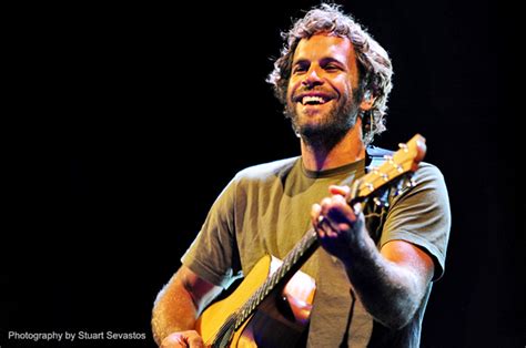 What Guitar Does Jack Johnson Play: A Melodic Journey Through Strings and Stories